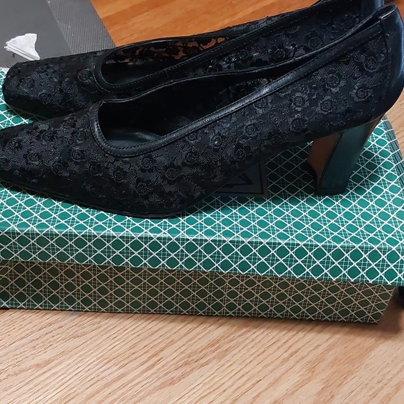 J. Renee Black EMB.Mesh Pandora Kidskin Heels - Picture 1 of 15